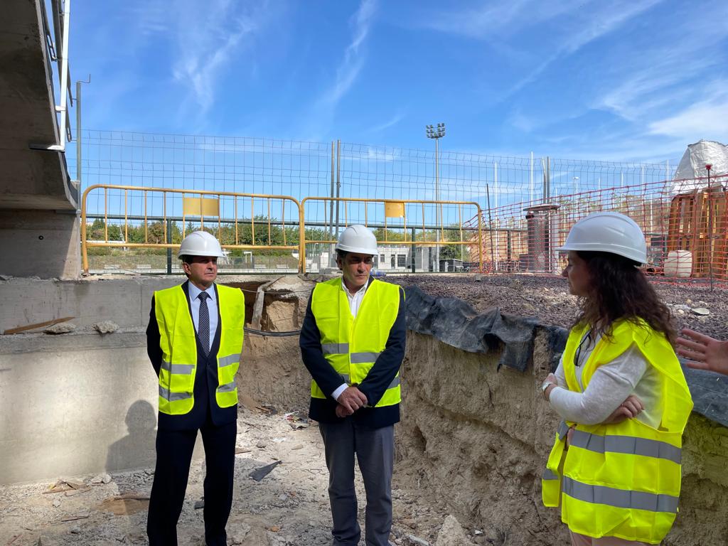El concejal de Hortaleza, David Pérez, en la visita a las obras de construcción del nuevo edificio de vestuarios de la Instalación Deportiva Básica Parque Juan Pablo II